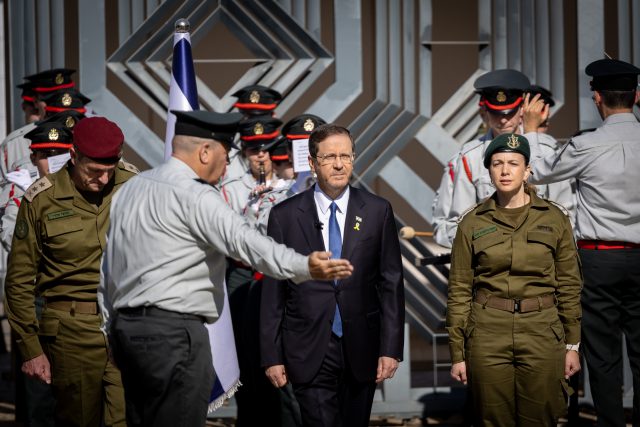 תזמורת צה"ל על א', הרמטכ"ל והמזכצ"ית על ב' (יונתן זינדל/פלאש90)