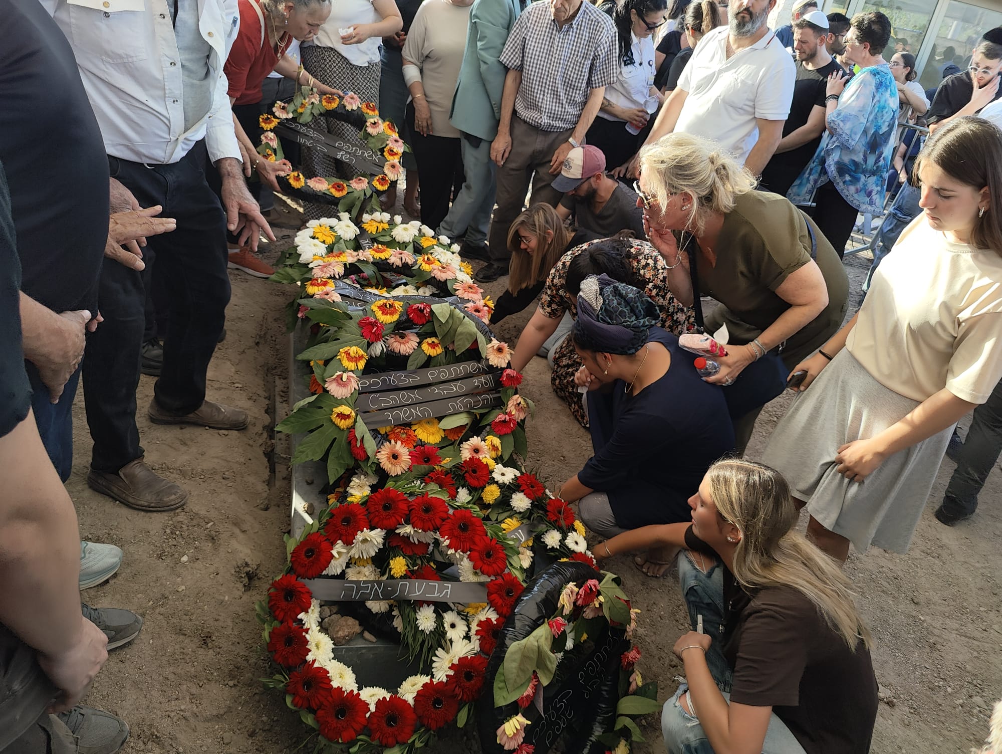 צפו: בניו של דוד לוי אומרים קדיש לזכרו בהלוויה