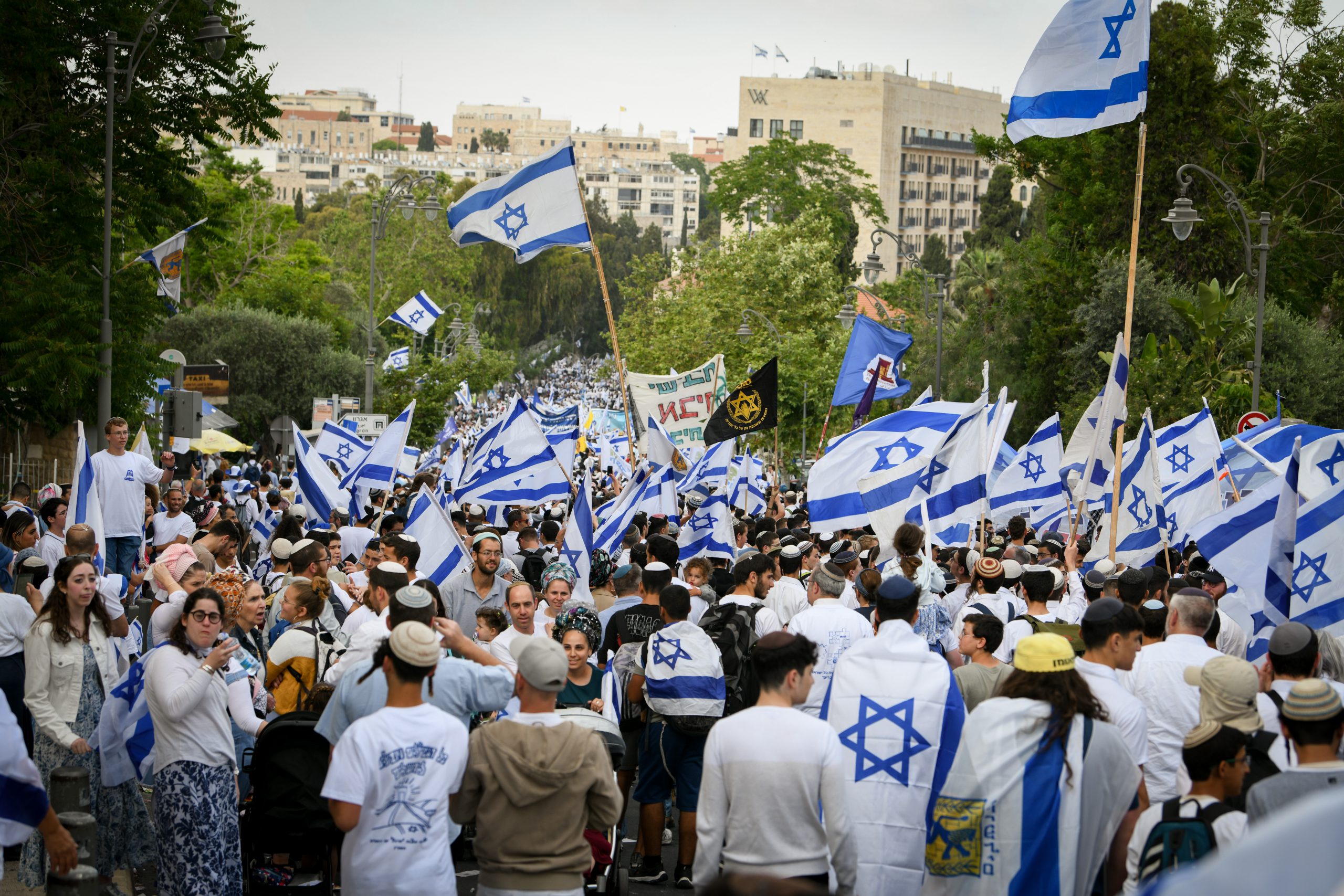 שידור ישיר: אלפי צועדים בריקוד הדגלים בירושלים