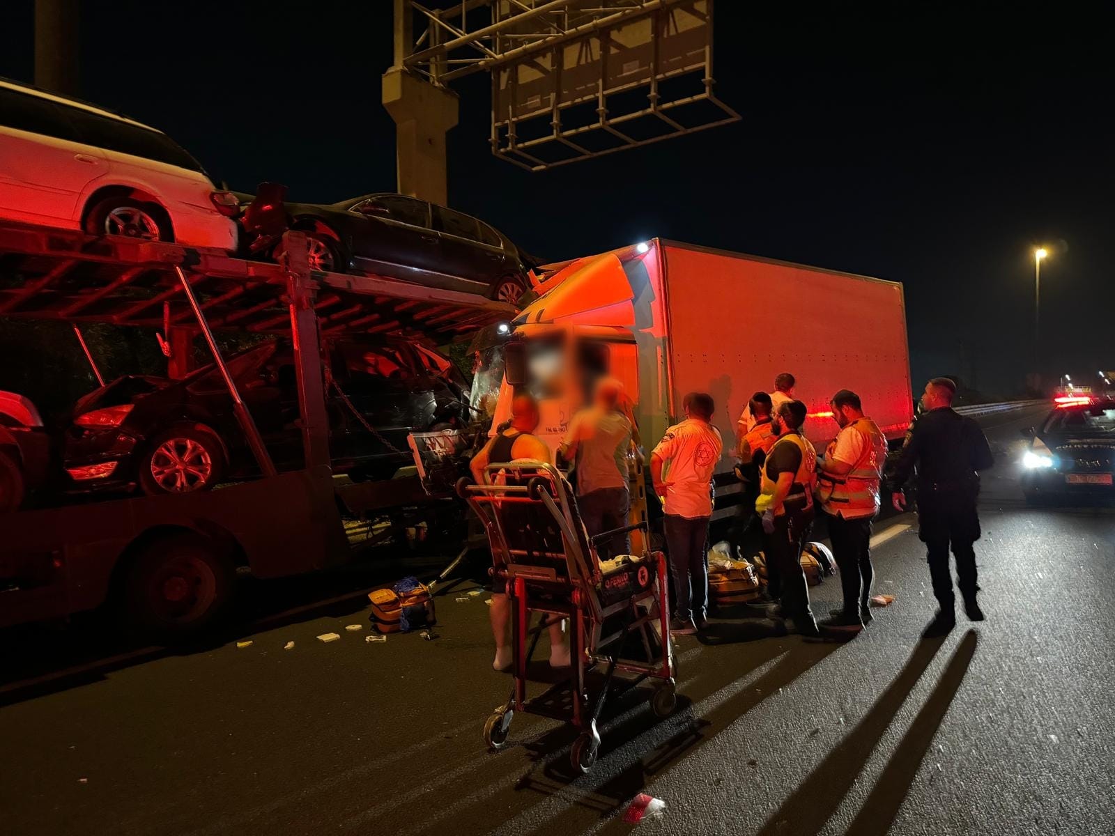 נוסע נלכד במשאית: 3 פצועים בתאונה בכביש 4