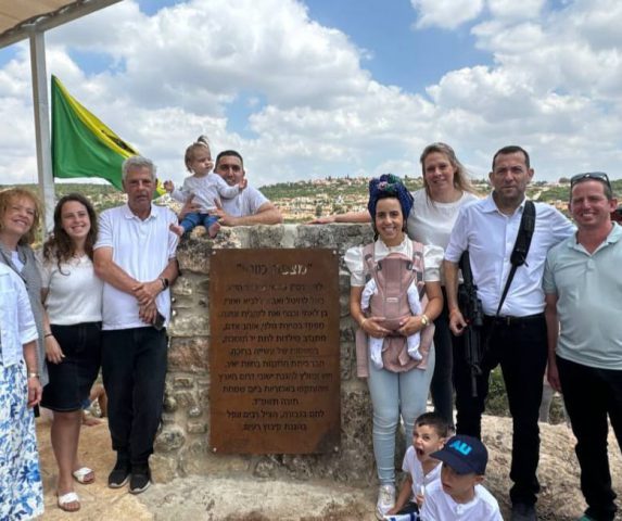 חנוכת המצפור על שם מוטי שמיר בשכונה. עם האלמנה רויטל שמיר. (קרדיט: רועי חדי)