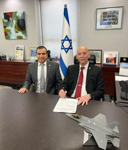 תא"ל (מיל') מישל בן ברוך וחשב המשלחת, אריה פרץ, חותמים על העסקה. (קרדיט: אגף דוברות וקשרי ציבור במשרד הביטחון)