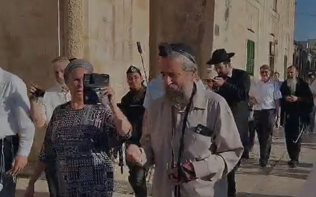 לראשונה: יהודי עטור בתפילין הסתובב בהר הבית
