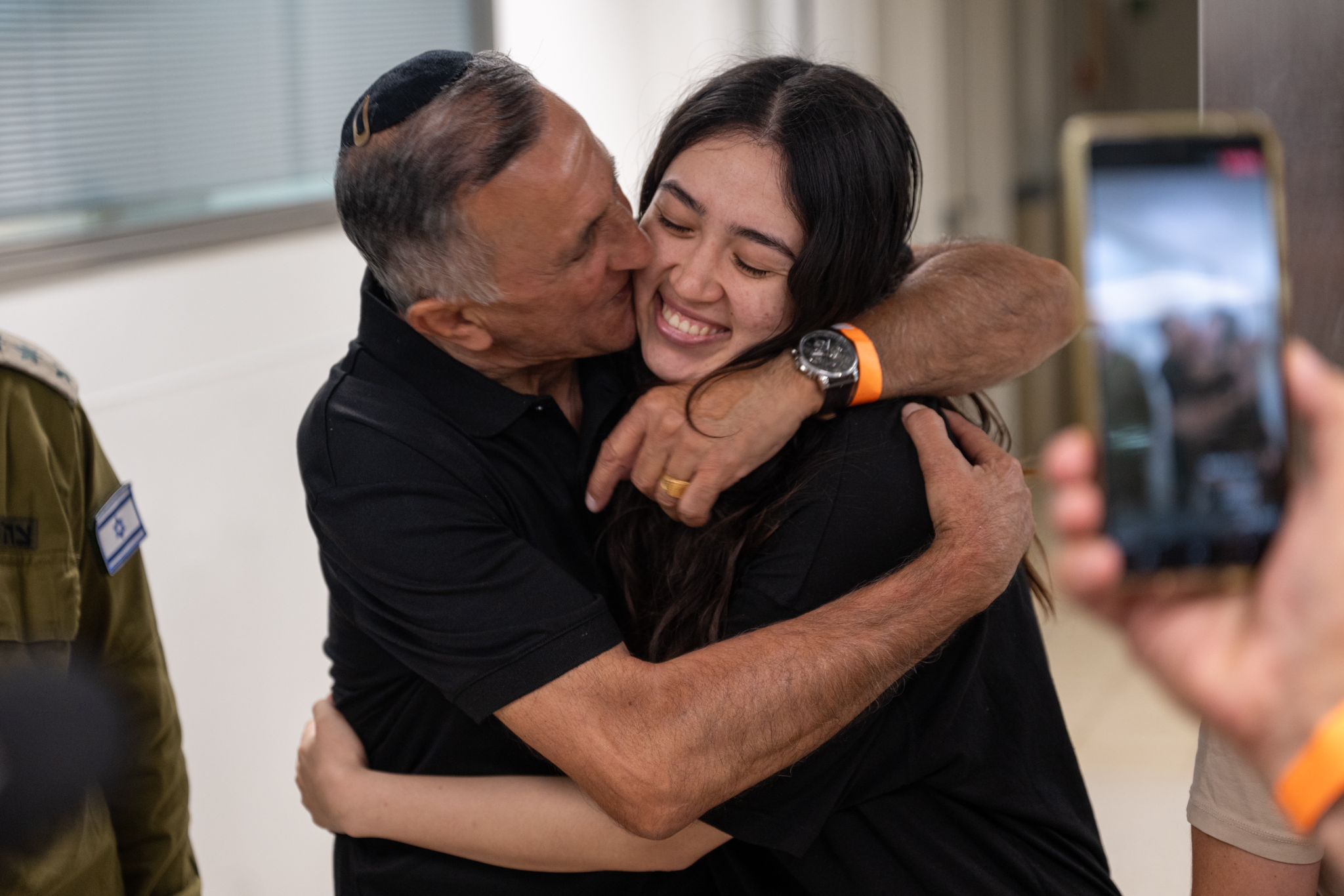 מרגש: החטופים שחולצו נפגשו עם משפחותיהם