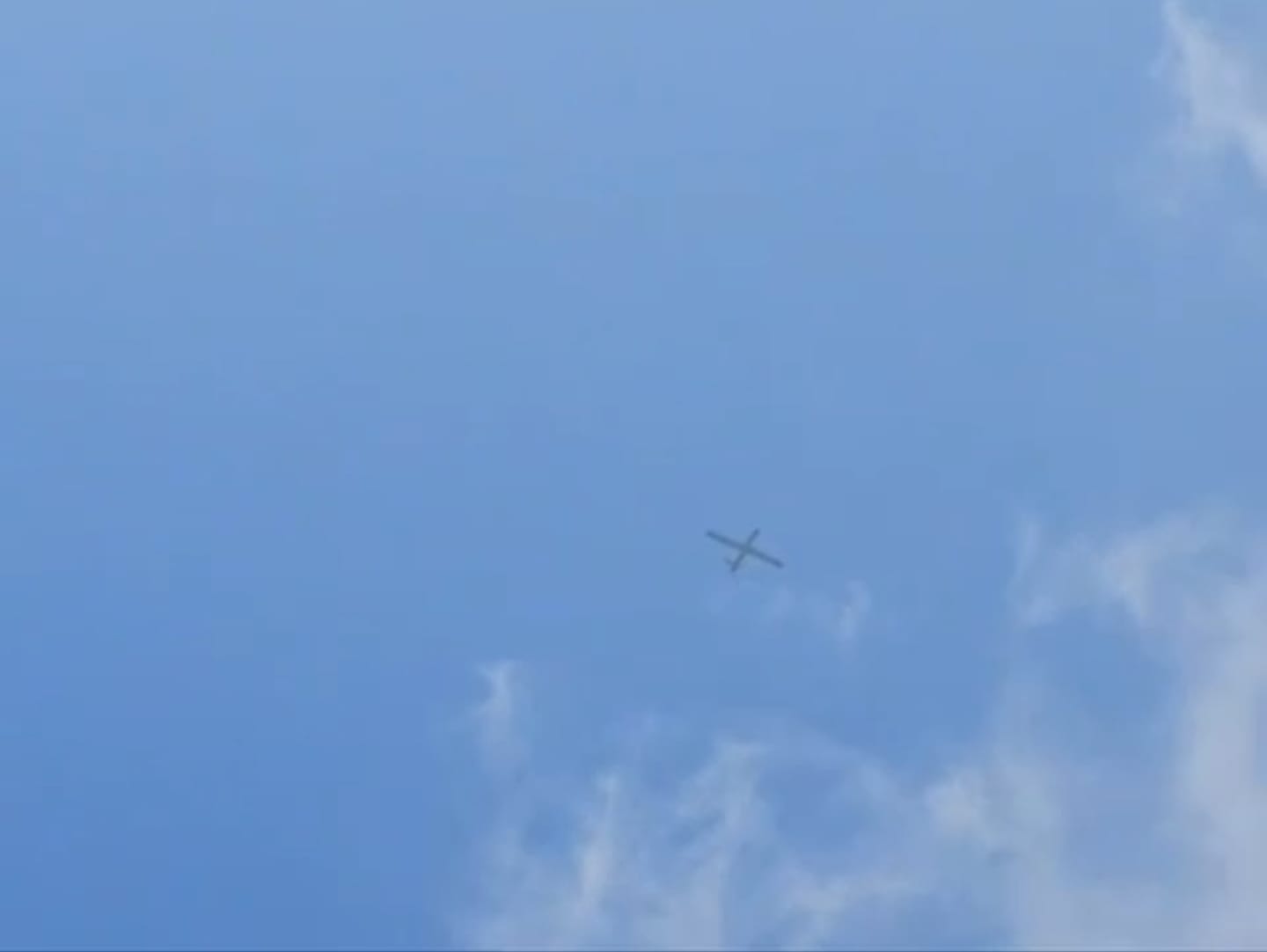 צפו בתיעוד: רחפן חיזבאללה מעל אזרחים בחוף נהריה