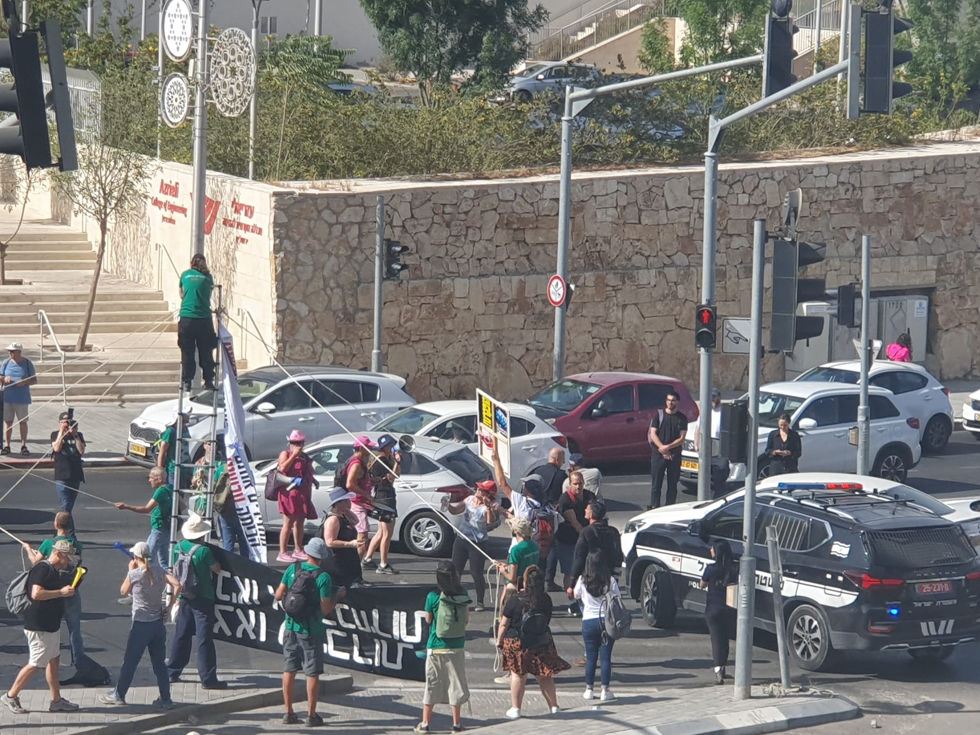 25 מפגינים, 3 צלמים: כך מתנהלות חסימות הכבישים
