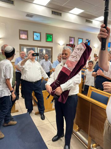 הרב מרדכי עסיס ליד ארון הקודש