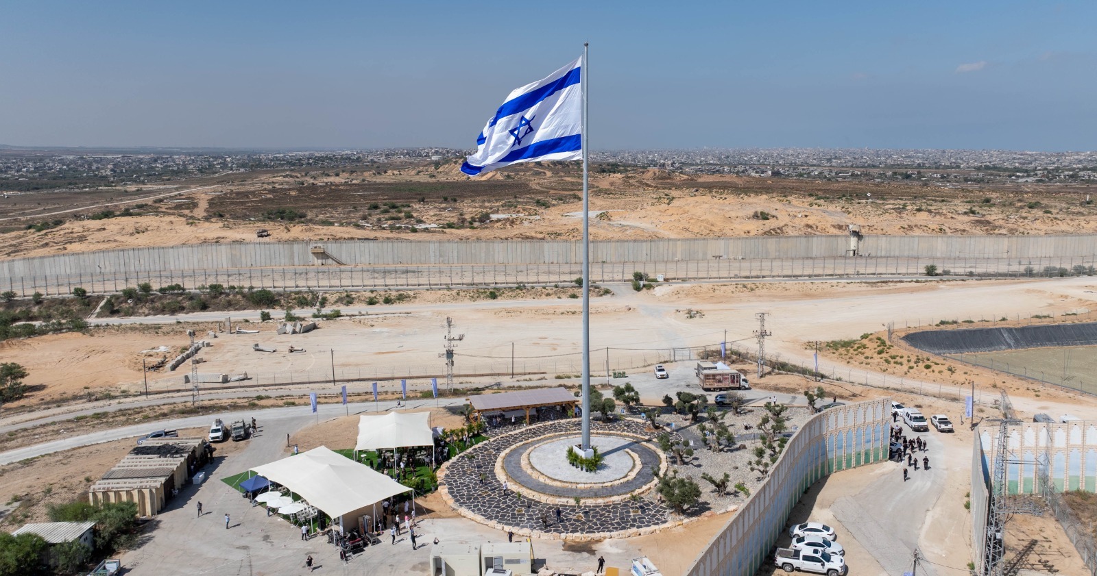 במקום בו נרצחו 20 יהודים: הונף הדגל הגדול בישראל