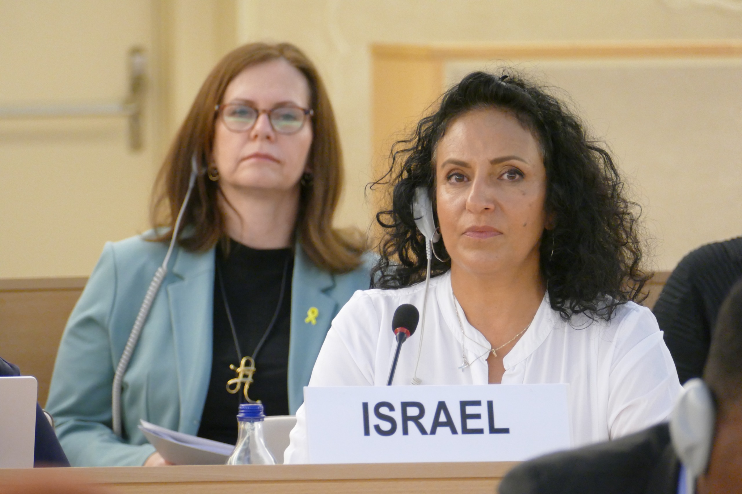 אם החטופה באו"ם: "אנחנו צריכים להיות באותו צד"