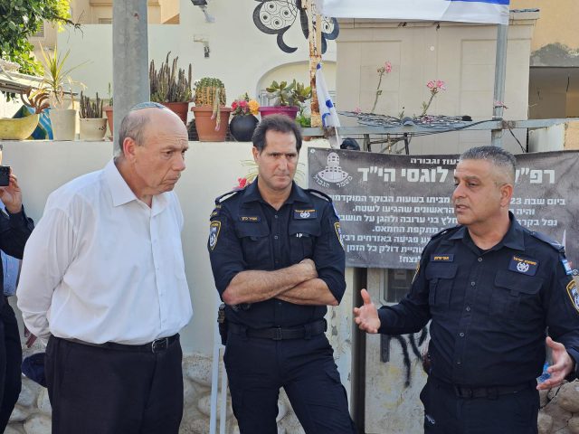 מבקר המדינה יחד עם מפקד מחוז דרום