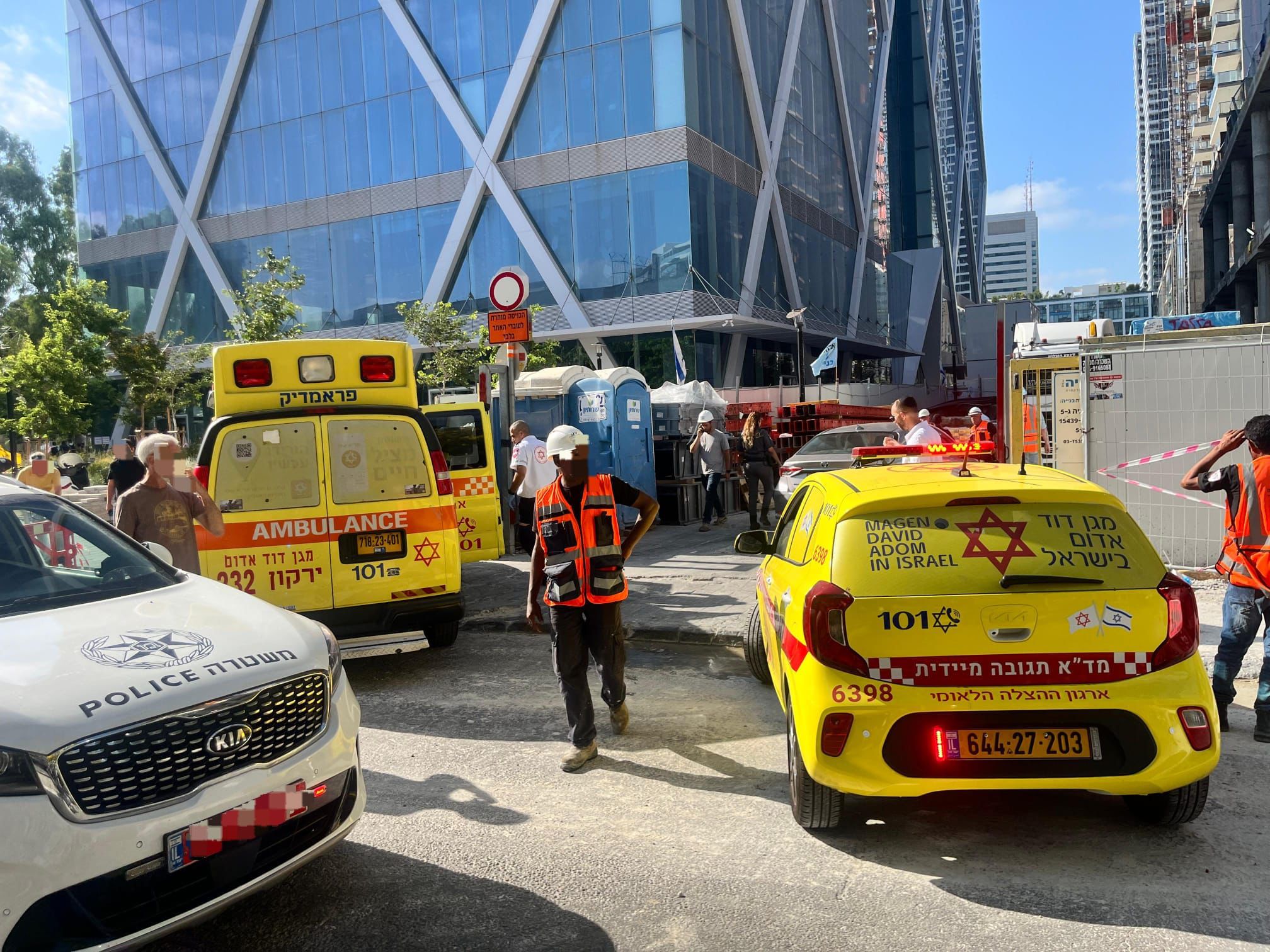 חפץ כבד נפל על עובד בנייה בת"א; מותו נקבע במקום