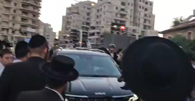 עשרות חרדים תקפו את רכבו של גולדקנופף. צפו
