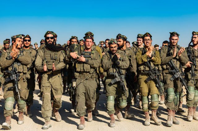 תמונת ניצחון: מאות לוחמים בהכנסת ספר תורה על גבול הרצועה