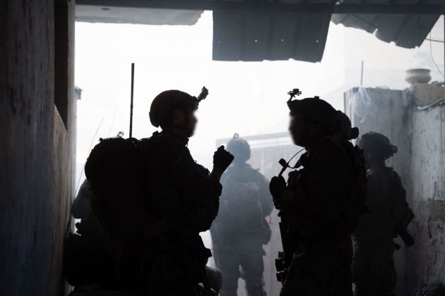 צה"ל תקף את עיריית חאן יונס, הצנחנים משתלטים על ש'געייה
