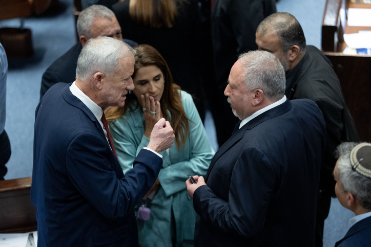 סקר: גנץ בשפל; זו המפלגה שהפכה ללשון מאזניים
