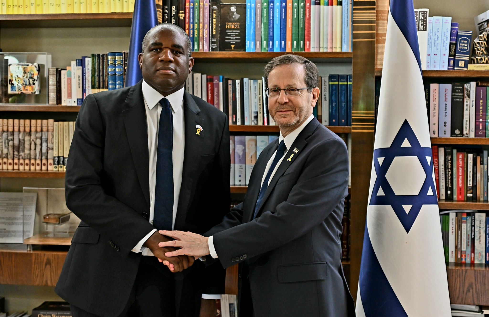 שר החוץ הבריטי להרצוג: מקווה שנראה הפסקת אש בקרוב