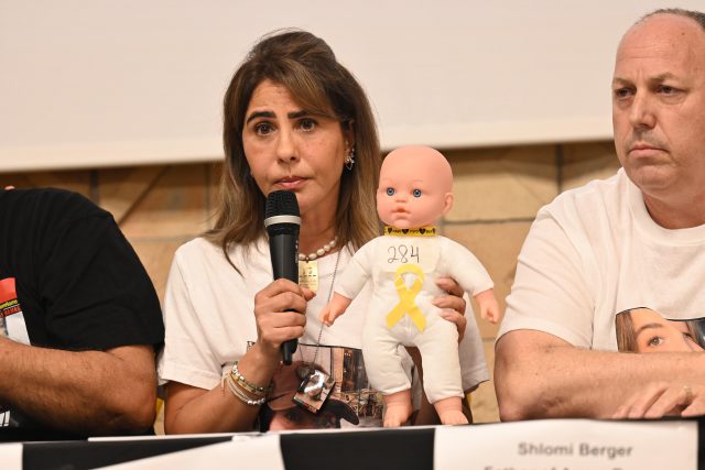 שירה, אמה של לירי אלבג