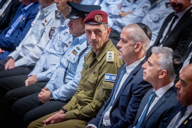 צמרת המשטרה והשב"ס על מדי א'. הרמטכ"ל על מדי ב' (חיים גולדברג/פלאש90)