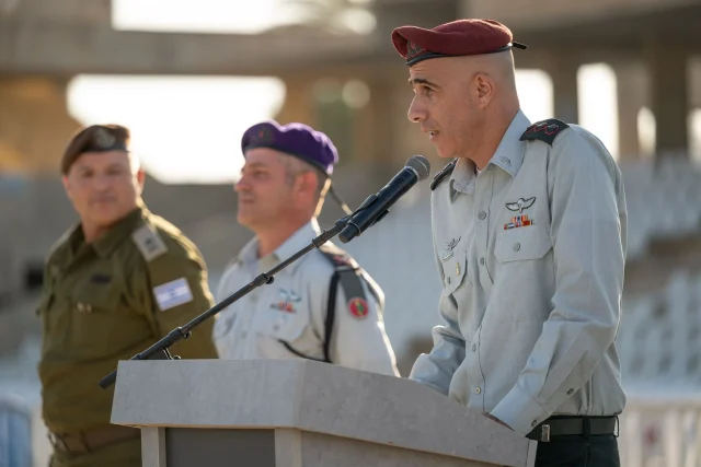 הקצינים על א', האלוף על ב' (דובר צה"ל)