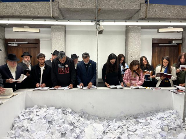 צפו: נועה ארגמני ומשפחות החטופים בתפילת הודיה
