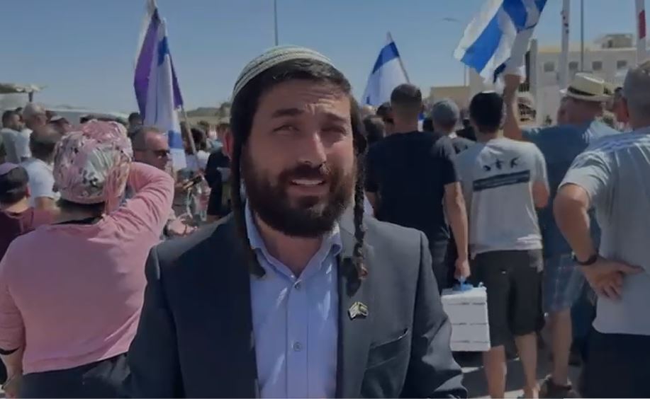 צפו: מאות מפגינים פרצו לבסיס הכליאה שדה תימן