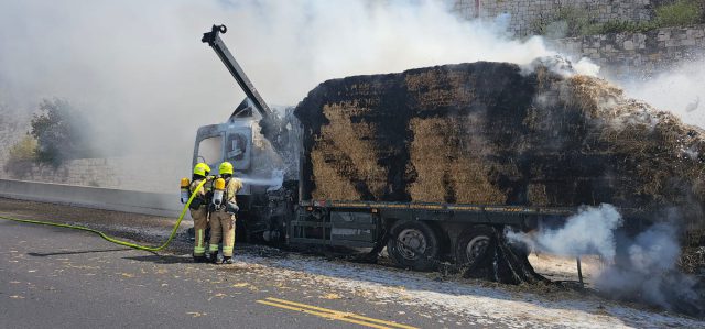 לאחר 6 שעות: הושגה שליטה על השריפה בכביש 1