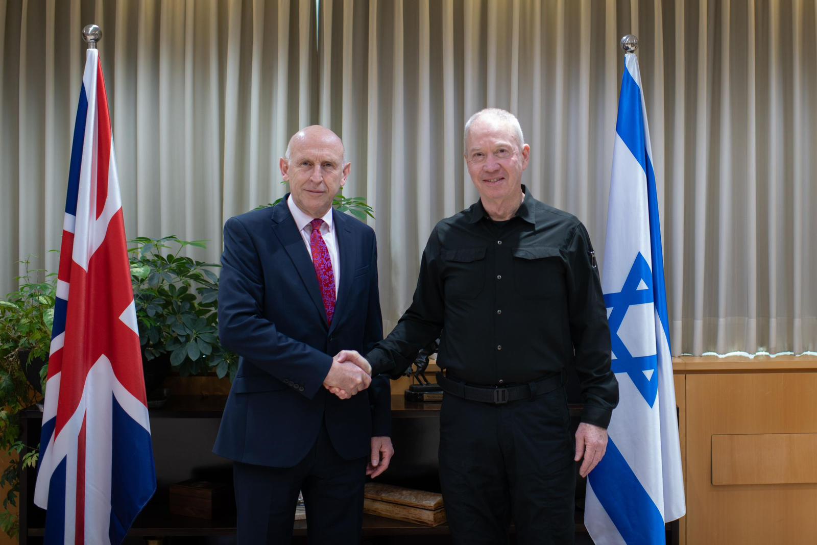 גלנט לשר ההגנה הבריטי: להקים קואליציה בינלאומית נגד איראן