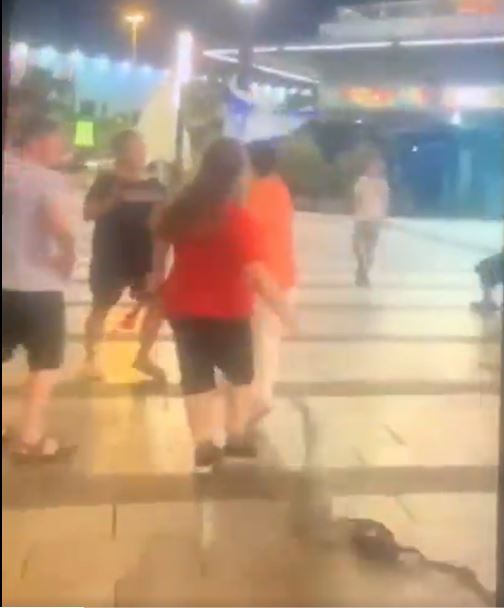 דוחה: מפגינת שמאל העיפה כיסוי ראש לאישה דתייה