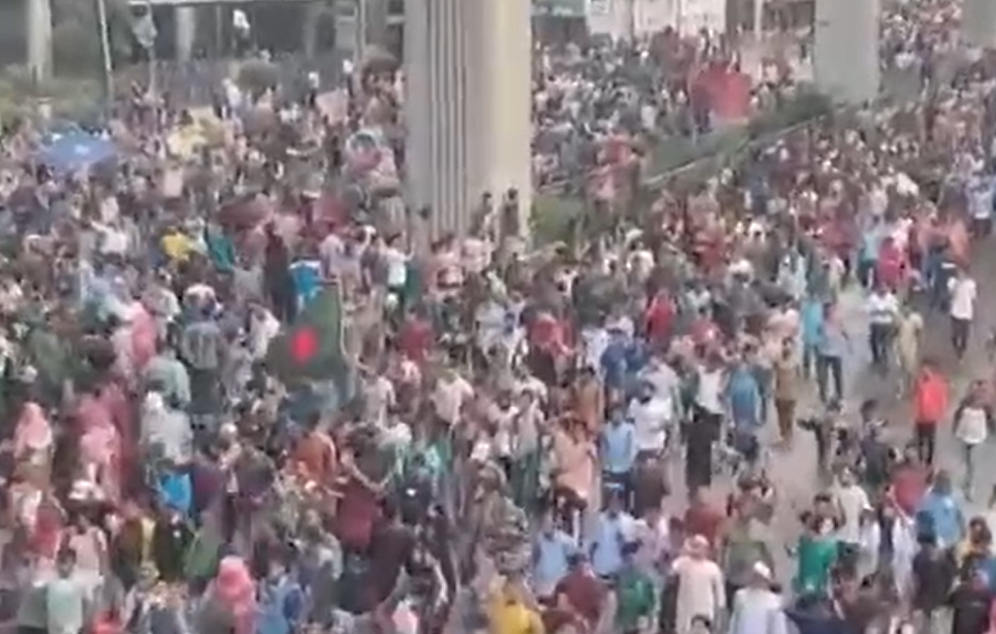 בלאגן בבנגלדש: ראש הממשלה ברחה, פרעות ברחובות