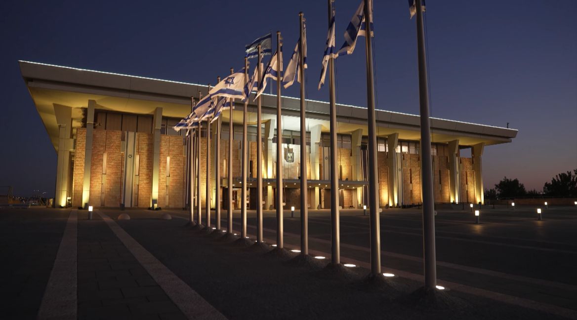 צפו: הכנסת הוארה בכתום לרגל יום הולדתו של אריאל ביבס