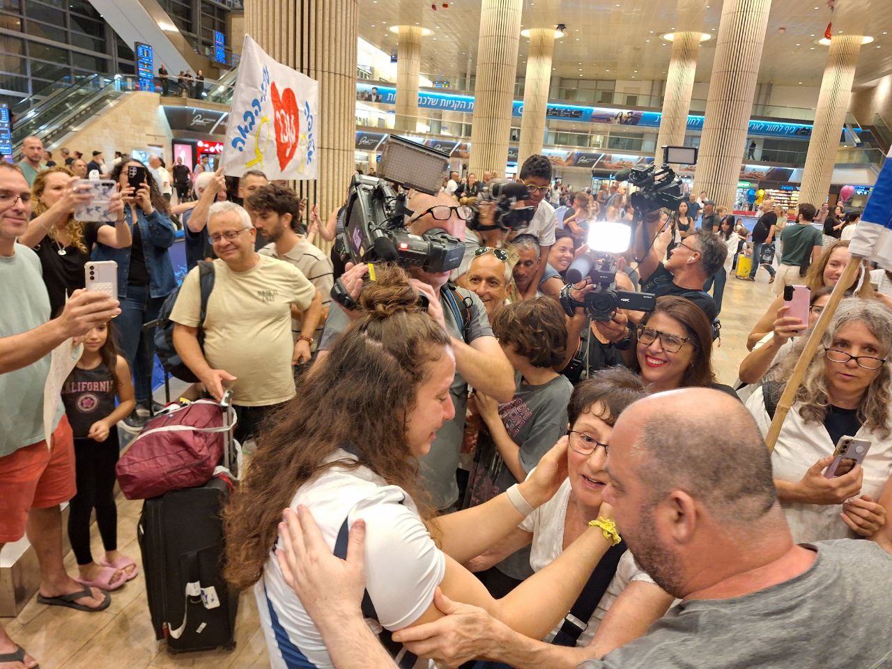 קבלת פנים מרגשת, נתב"ג הערב