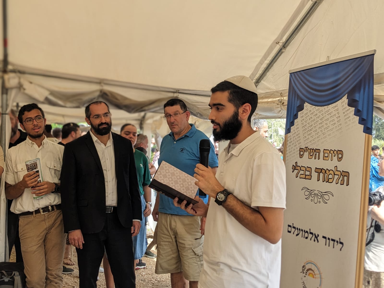 לידור אלמועלם מסיים את הש"ס רגע לפני הגיוס