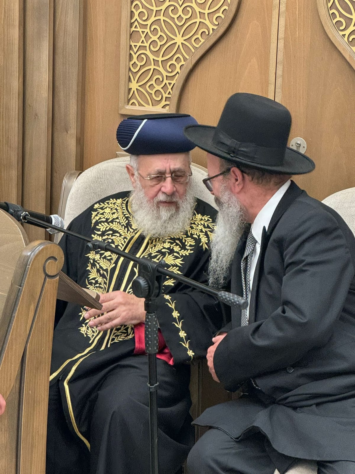 הרב יוסף לא התחיל בשיעור עד שהרב מיכה הלוי ישב לצדו