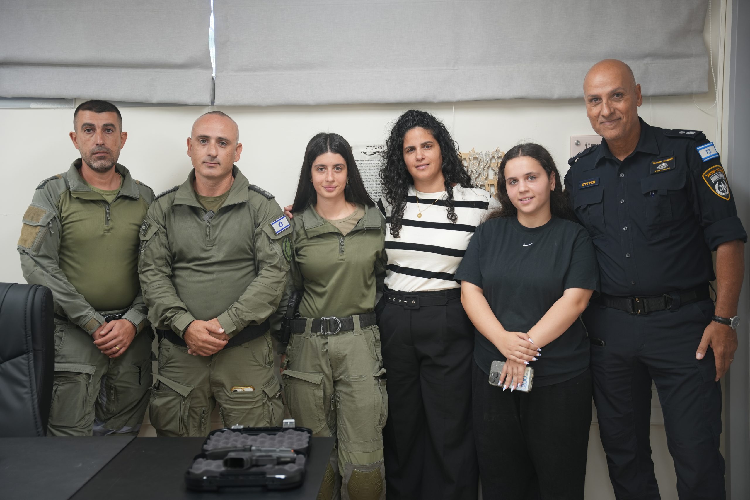 ליאל עם משפחתה ועם המפקדים
