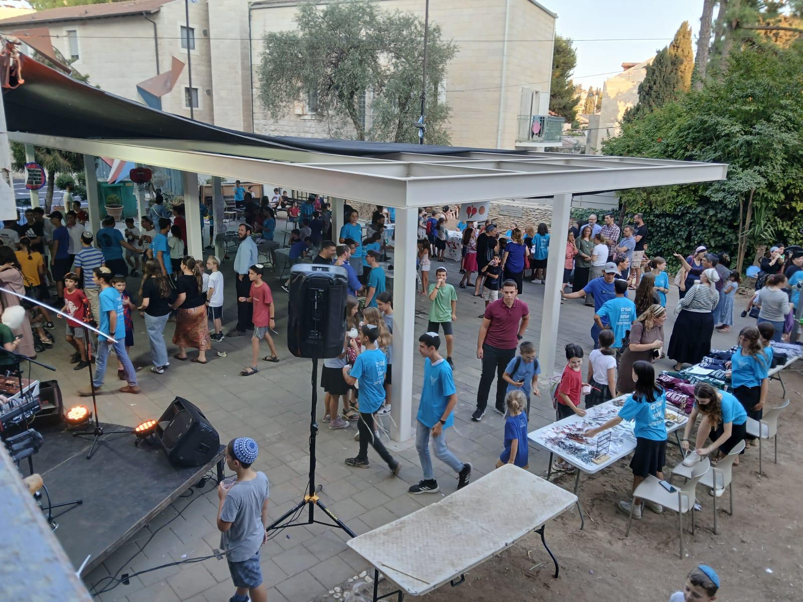 בזאר הצדקה של עזרא מרכז (שרק תחייך)