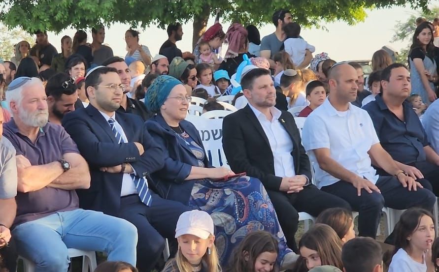 לצד השר סמוטריץ' והשרה סטרוק בחגיגות ההסדרה לאביגיל ועשהאל (קרדיט: דוברות הר חברון)