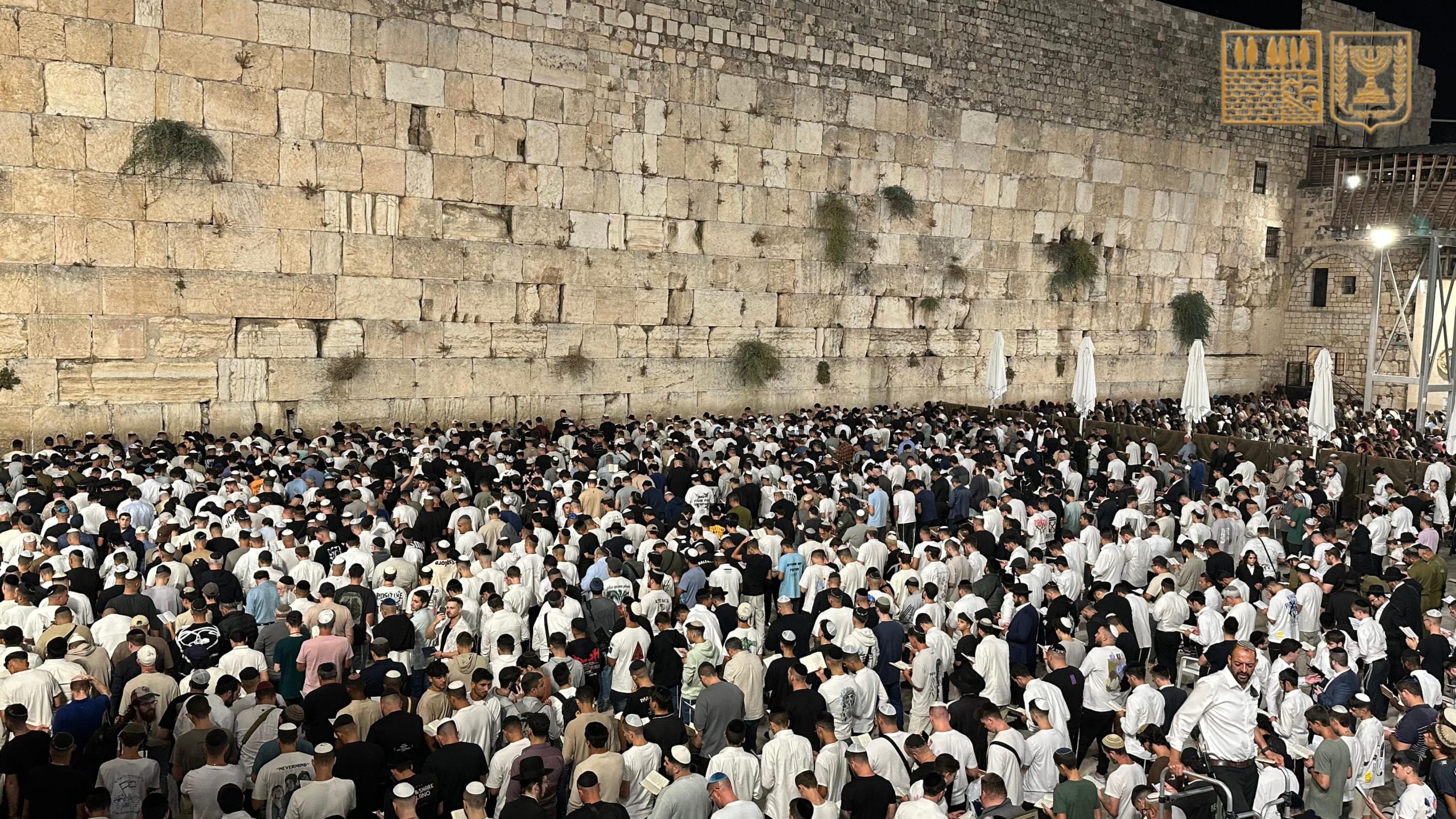 במהלך הלילה: אלפים נכחו בסליחות ראשונות בכותל