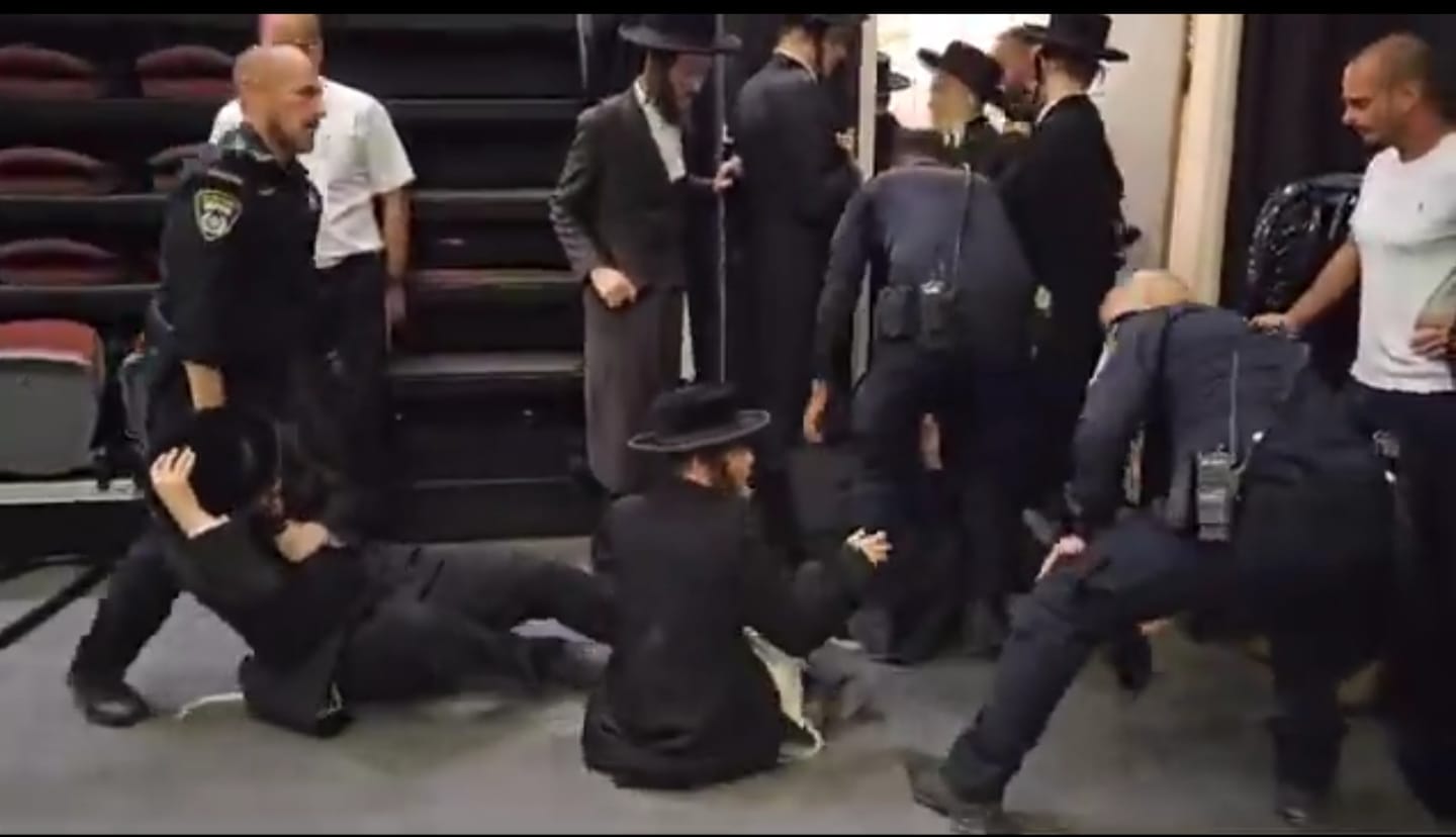 צפו: חרדים קיצוניים פוצצו כנס לקידום מתווה גיוס