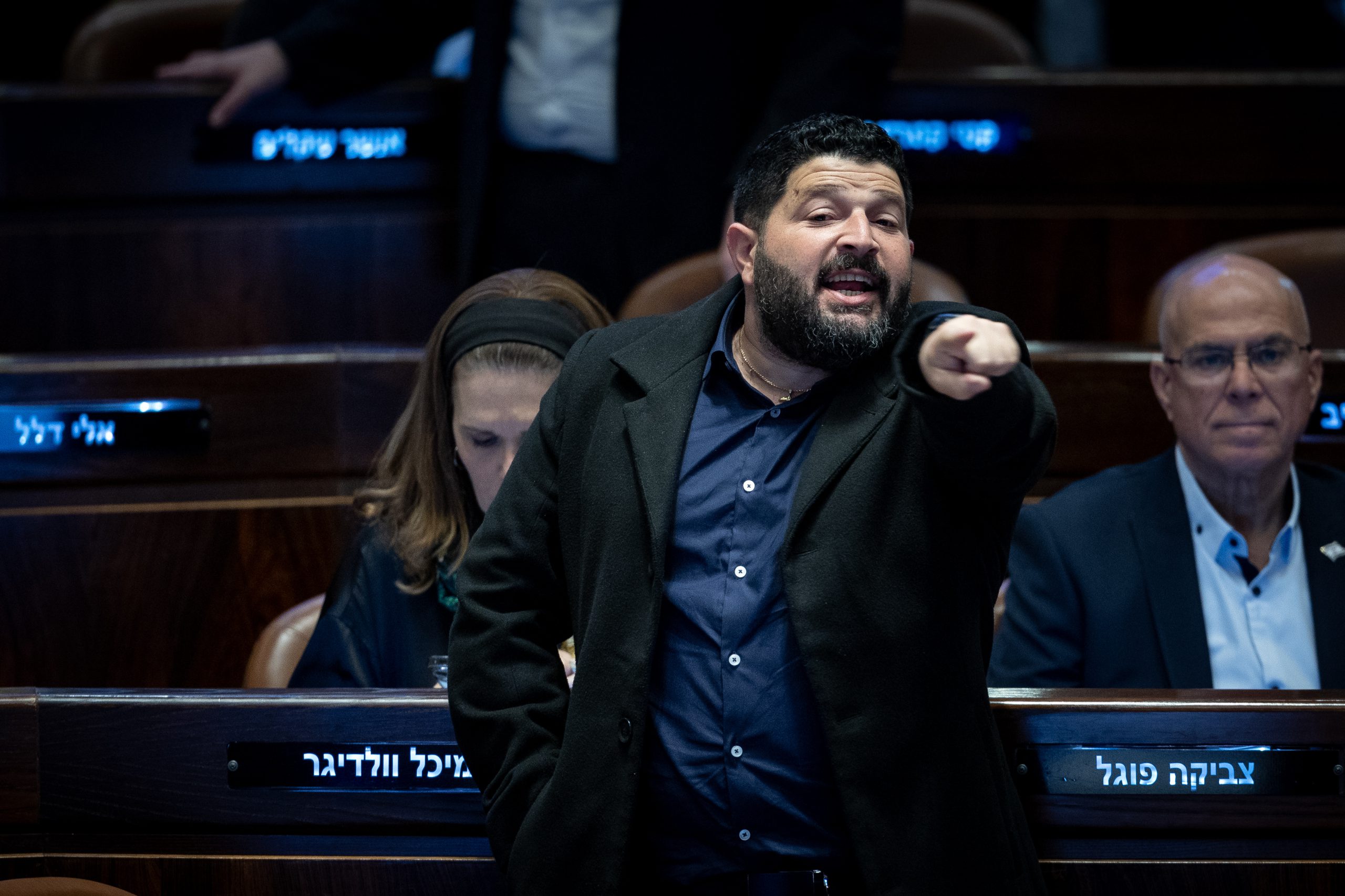אלמוג כהן נגד אחים לנשק: "סרבנים בזויים, אשב לכם על הגרון"