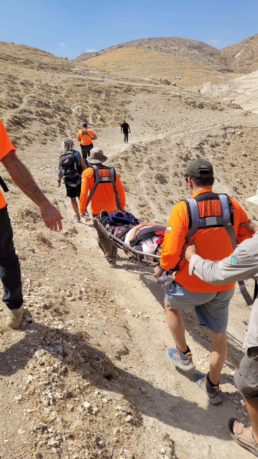 על אלונקה ב-40 מעלות: מטיילת בת 70 חולצה מנחל פרת