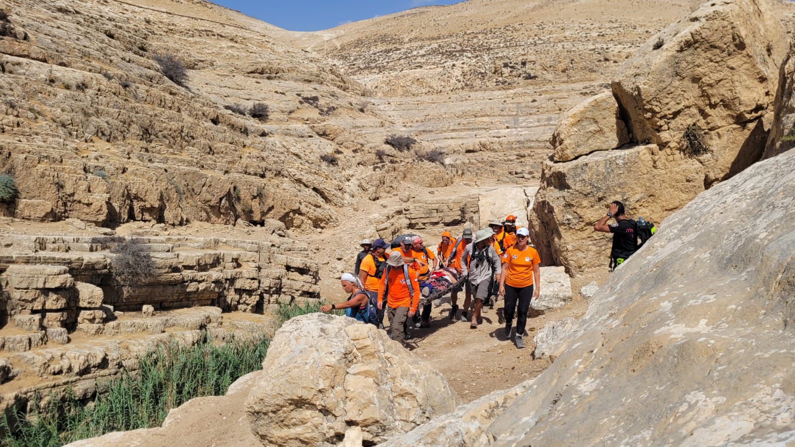 על אלונקה ב-40 מעלות: מטיילת בת 70 חולצה מנחל פרת