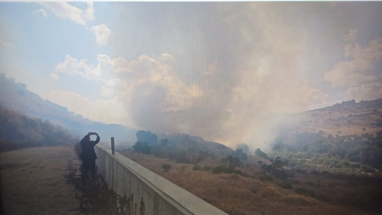 "מתפשטת במהירות לאור הרוחות העזות": שריפה מסכנת בתים בטבריה