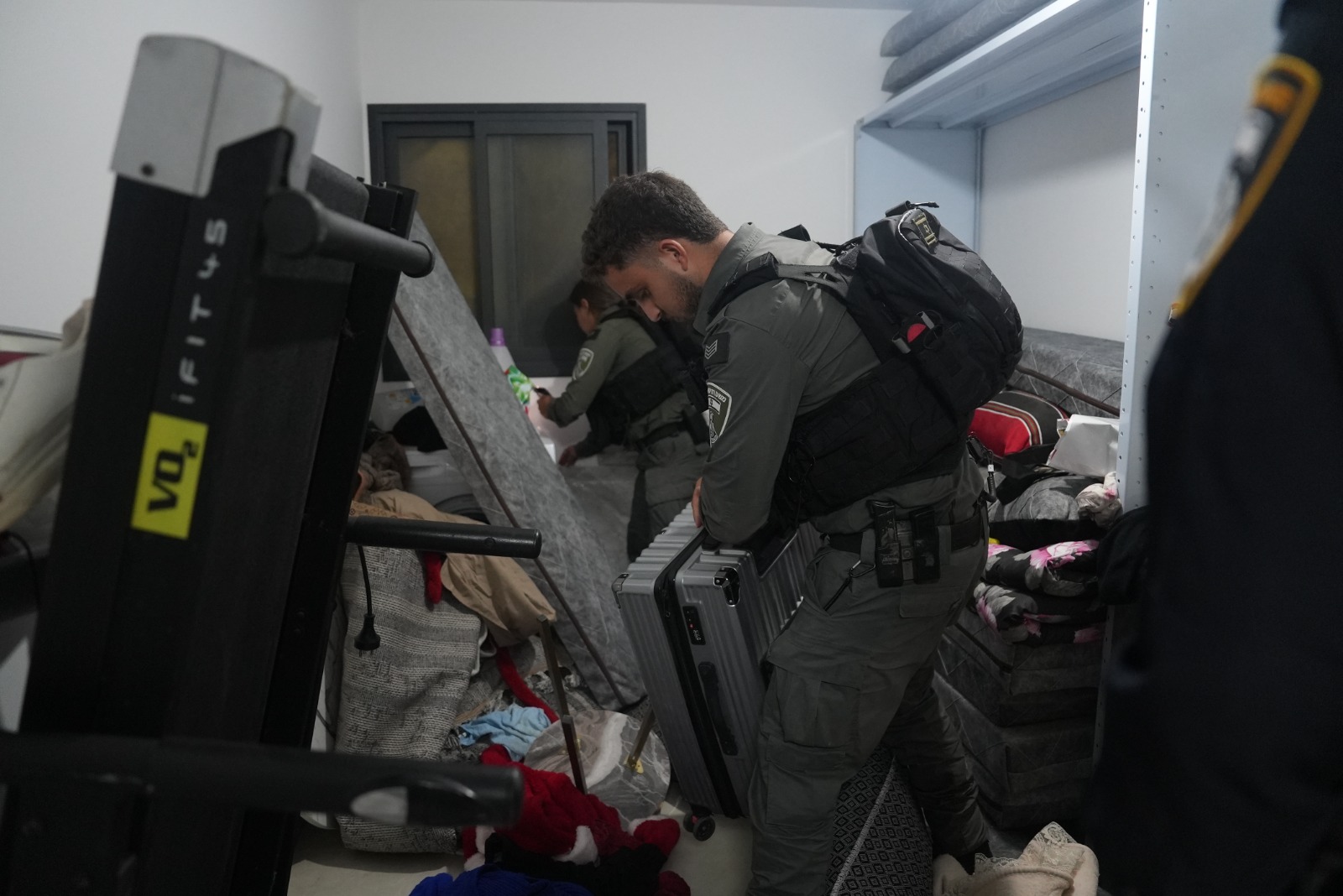 הפיגוע בשער שכם: המשטרה פשטה על בית המחבל