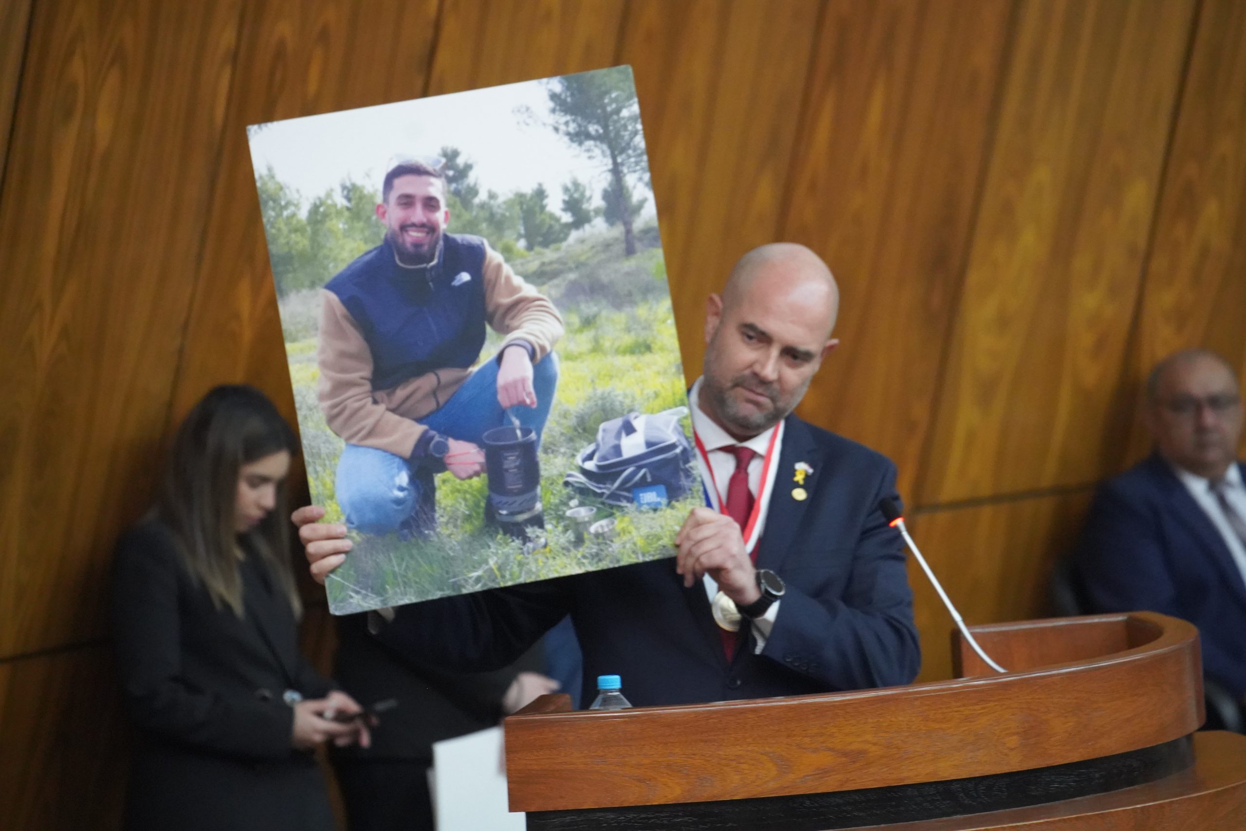 בפרלמנט הפרגוואי: אוחנה הציג את תמונת החטוף וזכה לתשואות