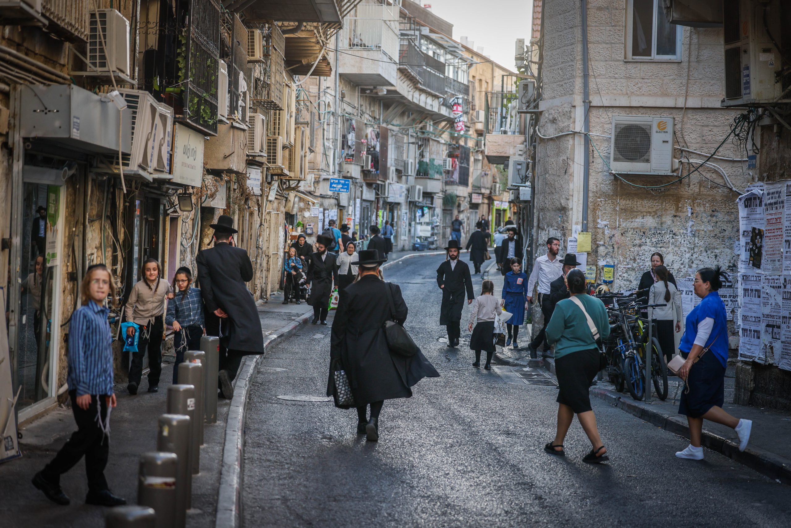 מאה שערים: שוטרים עצרו שב"חים והתקפו על ידי תושבי השכונה