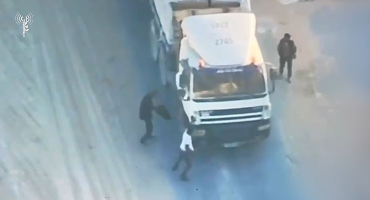 צפו: מחבלי חמאס בזזו משאיות סיוע וחוסלו מהאוויר
