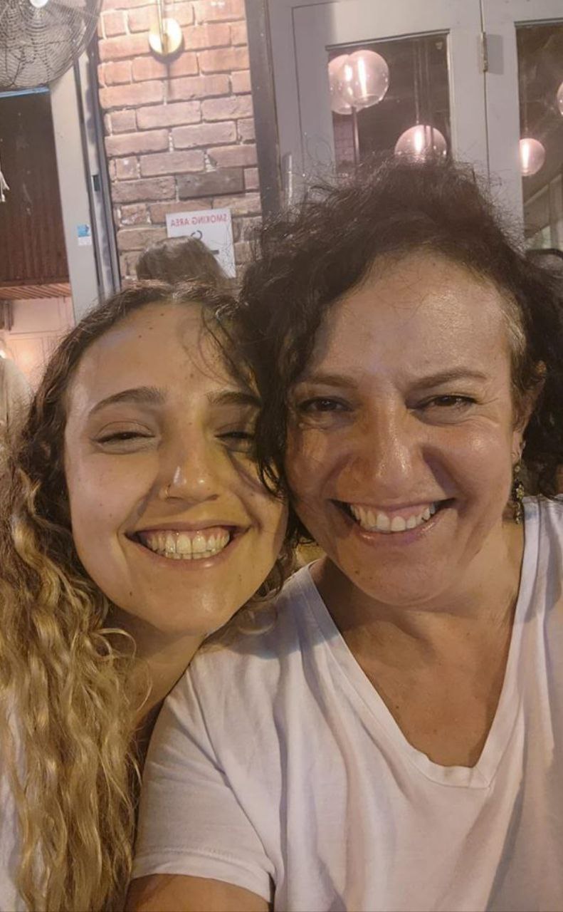 עם דמעות בעיניים: משפחות החטופות צופות בהן בישראל