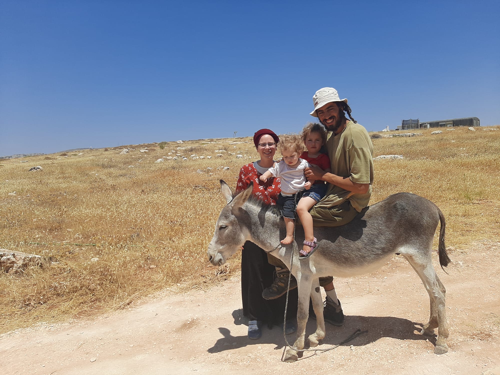 "אגרוף כפול בבטן": בלוט חתם על צו מנהלי נגד אב לשלושה