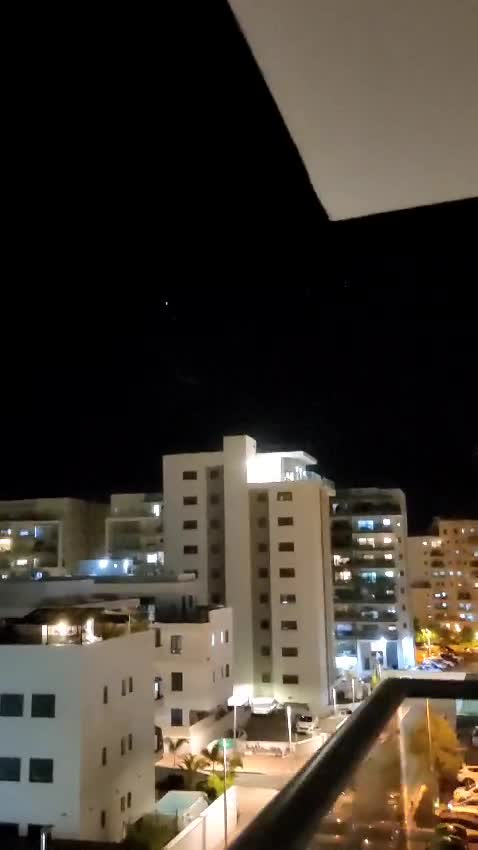 1,864 אזעקות: 2 פצועים קל מרסיסים