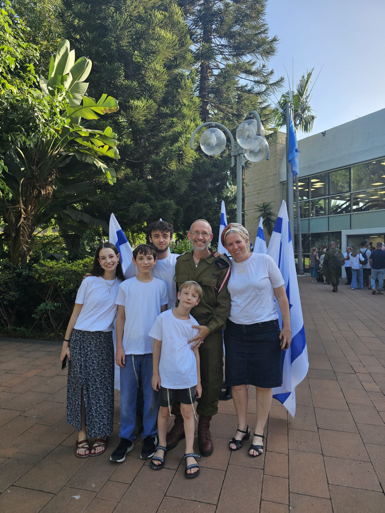 (יאיר הרטמן ובני משפחתו)